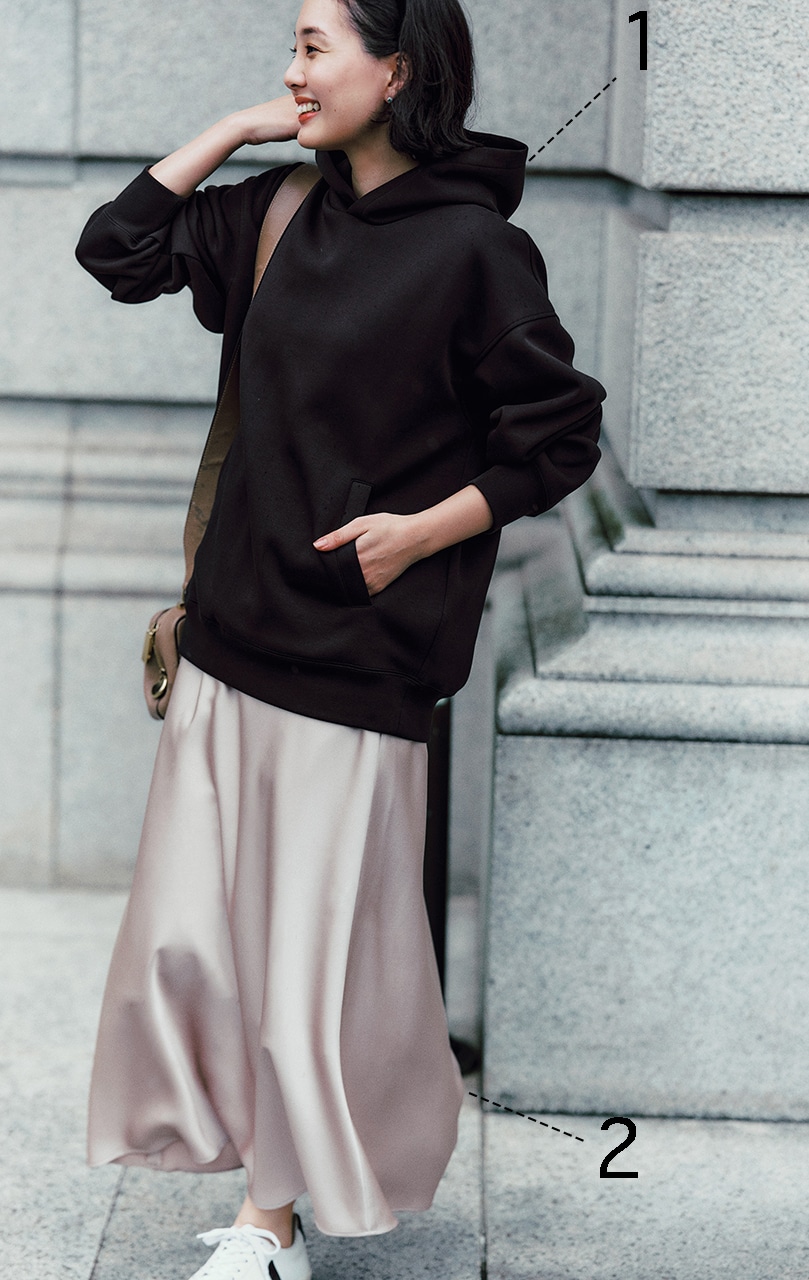 ライター高橋夏果さん　パーカ【メンズ】￥3990（ユニクロ：シー）・スカート【一部店舗のみ販売】￥3990／ユニクロ　カチューシャ￥6050／フーブス（イリスフォーセブン）