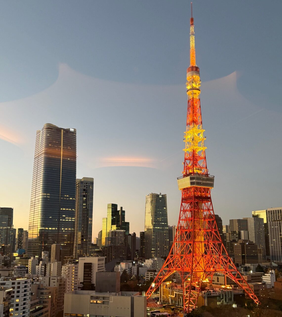 写真：ザ・プリンス パークタワー東京の客室から眺める東京タワー（夕方）