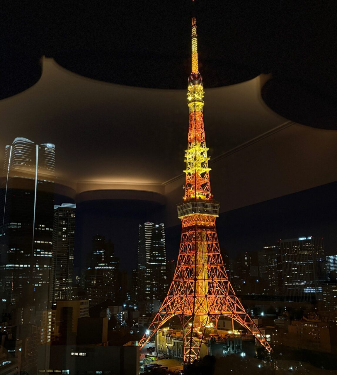 写真：ザ・プリンス パークタワー東京の客室から眺める東京タワー（夜）