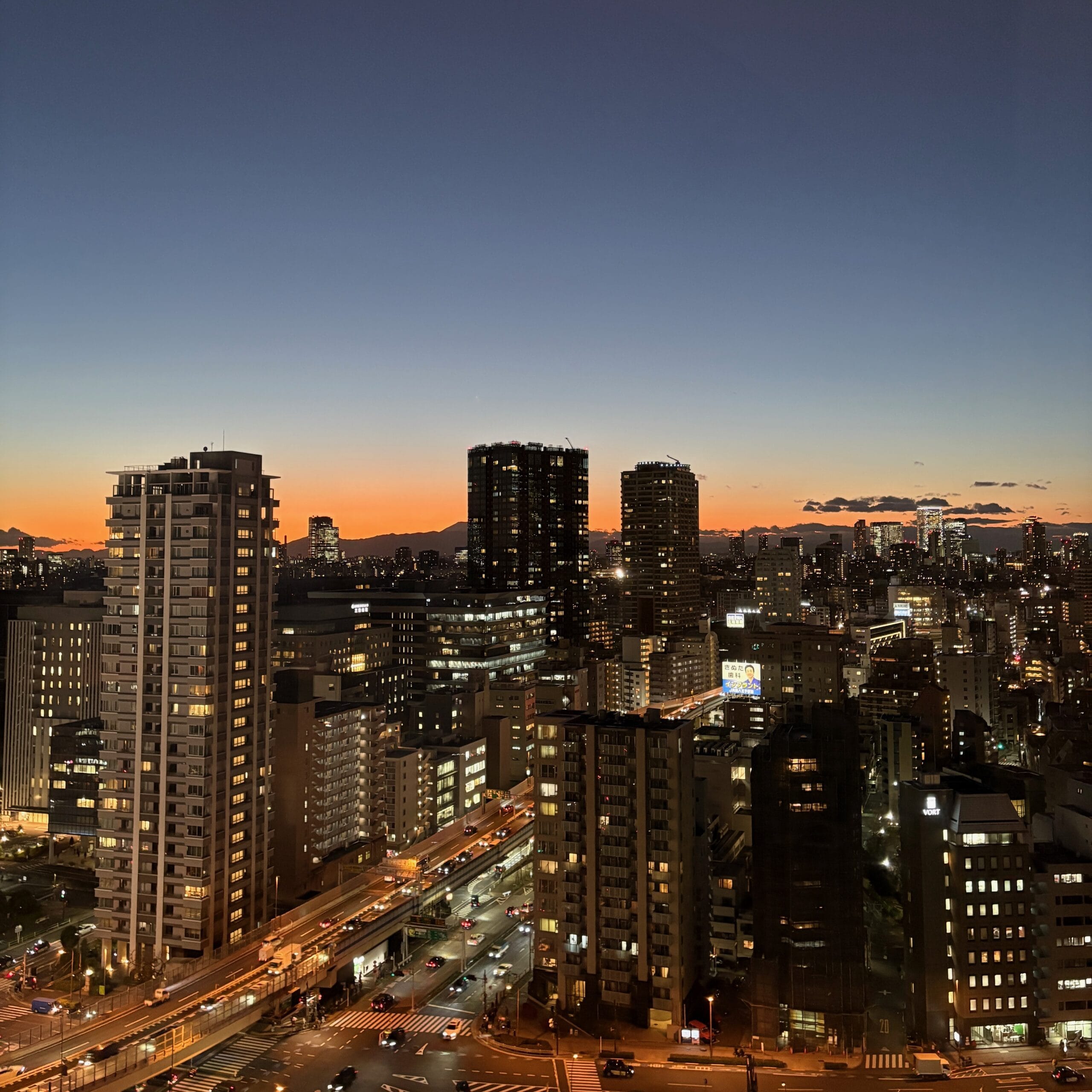 写真：ザ・プリンス パークタワー東京の客室から眺め（マジックアワー）