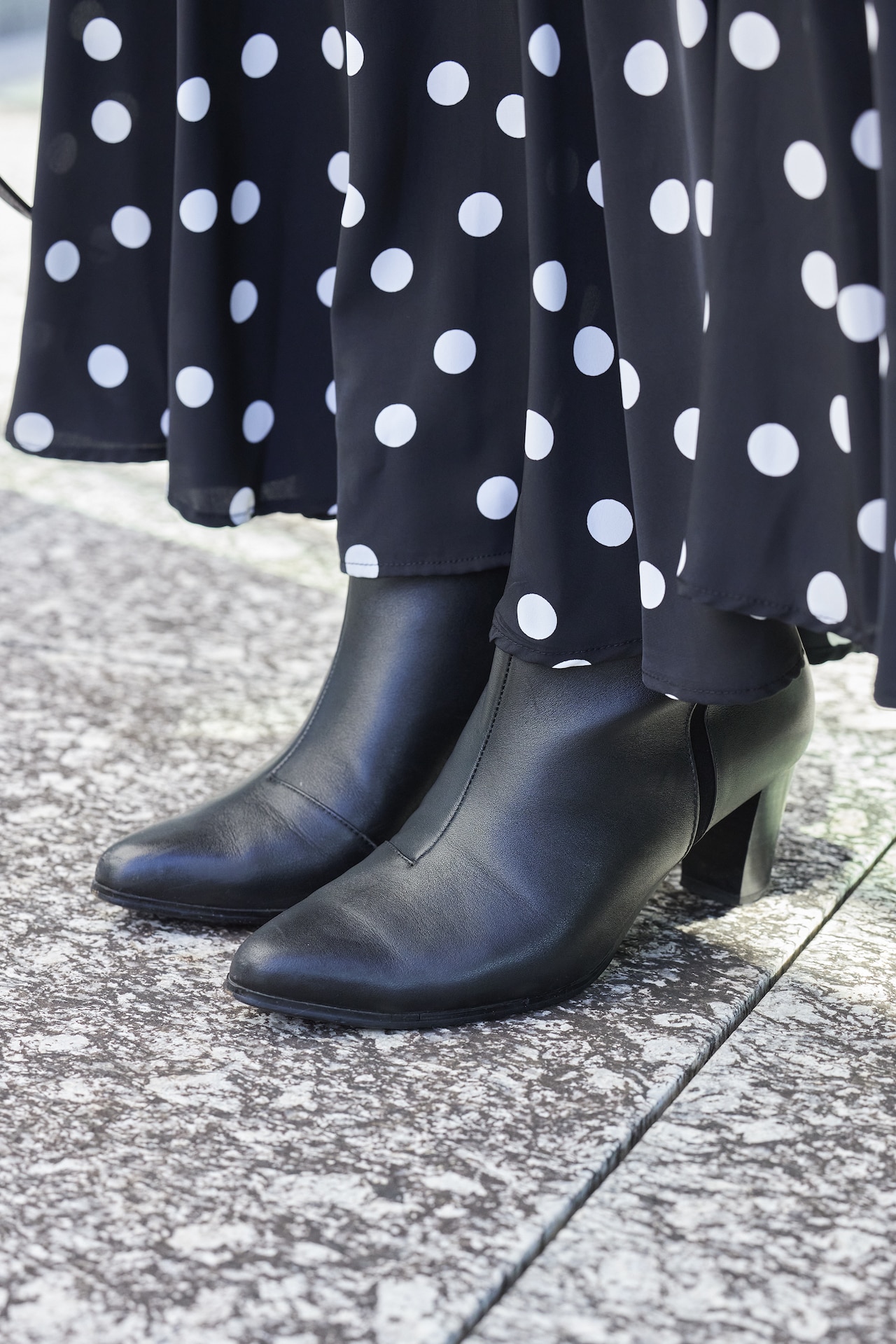 黒のショートブーツ