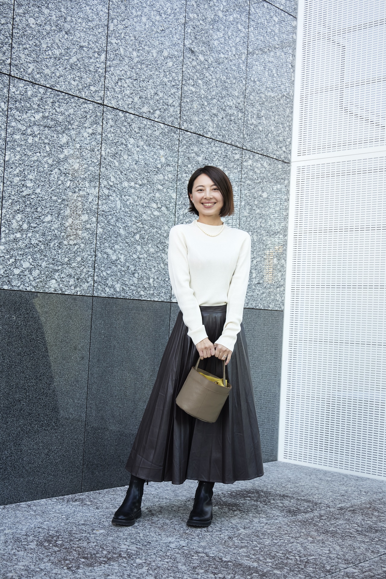 ロペのレザー調スカートコーデ