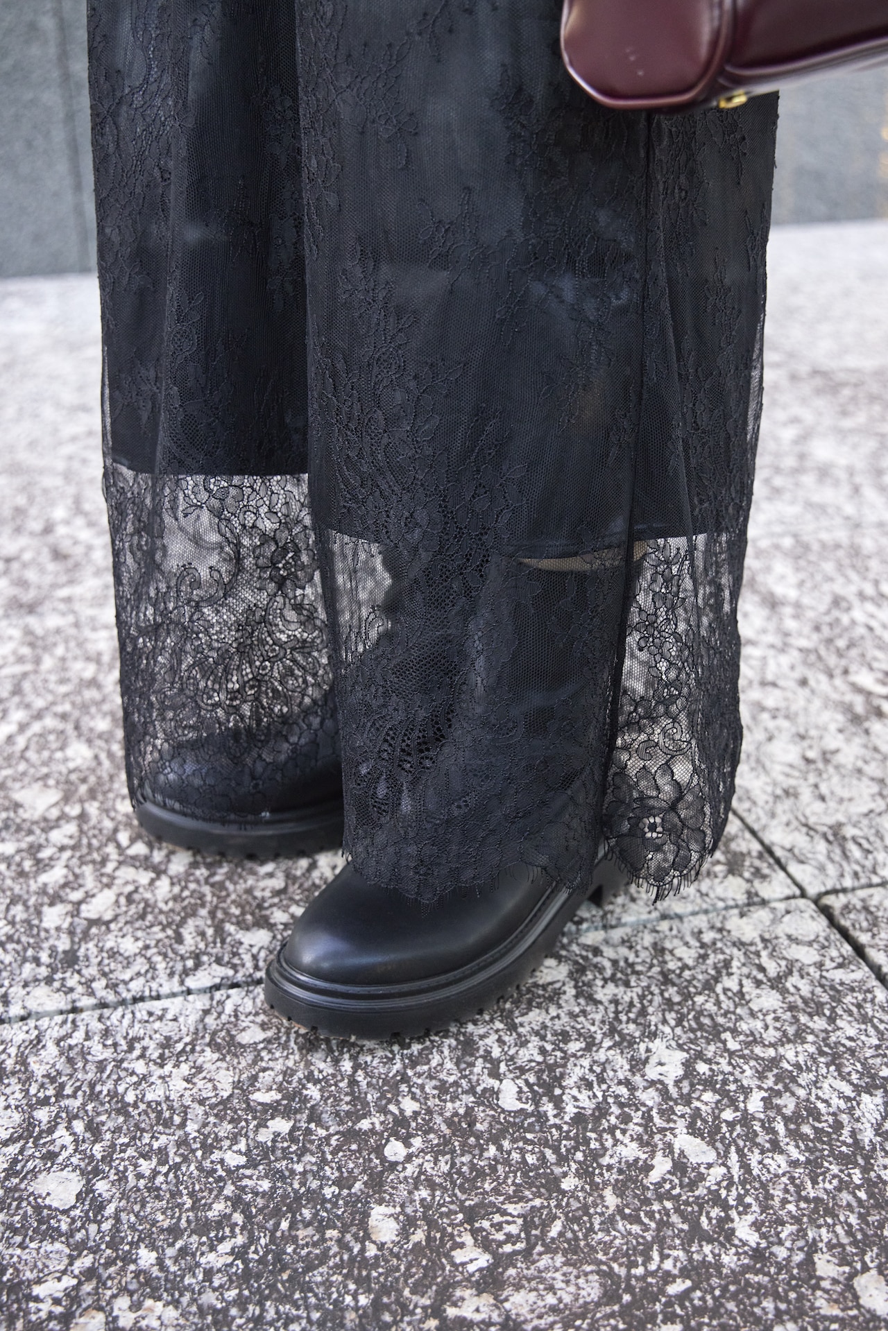 黒のブーツとレーススカート