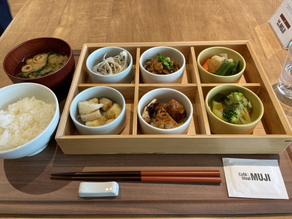 無印良品　Café＆Meal　MUJI　季節の発酵お膳　写真1　聖マリアンナ医科大学病院エントランス棟