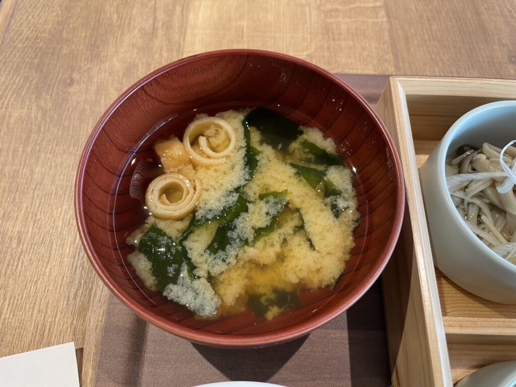 今日のお味噌汁　ワカメと巻き麩のお味噌汁　季節の発酵お膳お味噌汁付き　無印良品　Café＆Meal　MUJI　LEE100人隊　TB　はな　おでかけ部