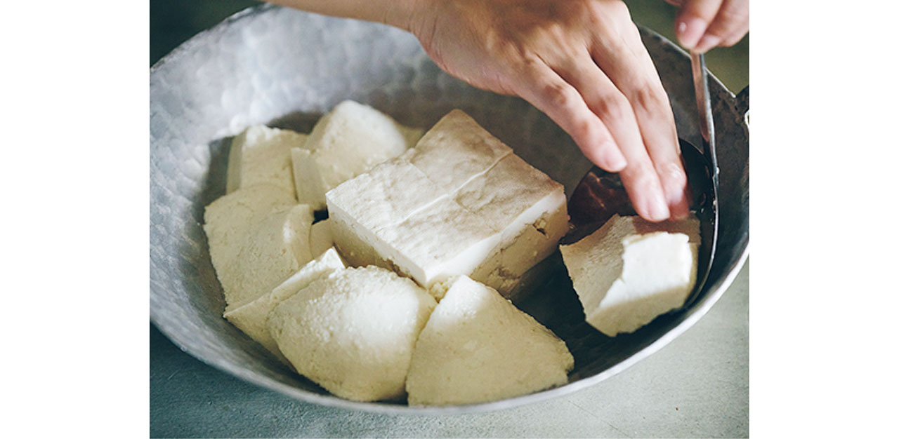 身がしまった木綿豆腐は中央、その周囲にやわらかな絹ごし豆腐をすくって入れて。「ふたつの食感の違いを食べ比べるのが楽しい！」（川上ミホさん）