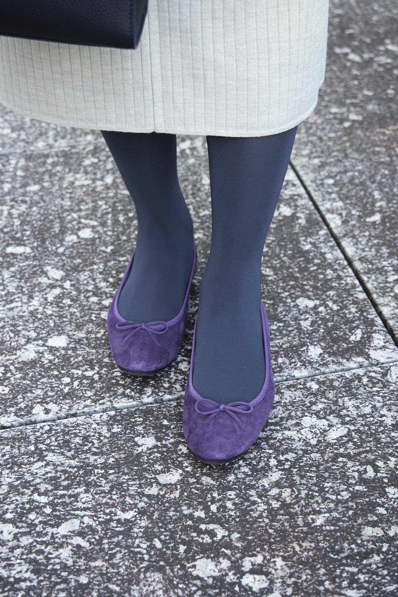 パープルのパンプス