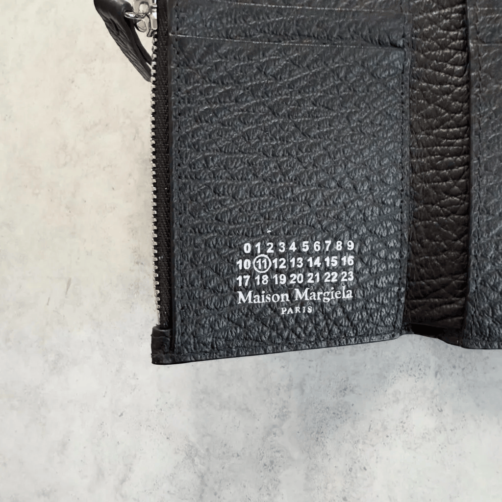 メゾンマルジェラ「スリーフォールド ウォレット」　ナンバリングロゴ