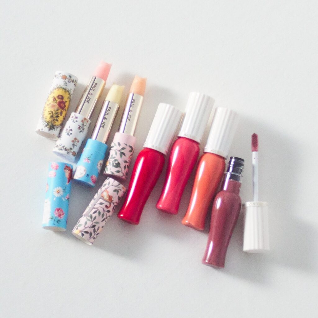 写真右から、グロッシー ルージュ 全6色 各¥3300、ティント リップスティック （レフィル） ¥1650、リップスティック ケース CS 086 ¥1100、プロテクティング リップスティック （レフィル） SPF25 PA＋＋ ¥1650、リップスティック ケース CS 085 ¥1100、モイスチュアライジング リップスティック （レフィル） ¥1650、リップスティック ケース CS 084 ¥1100（価格はすべて税込価格）