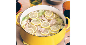 輪切りレモンたっぷりで元気をチャージ！「豚レモン塩麹鍋」レシピ／井上咲楽さん