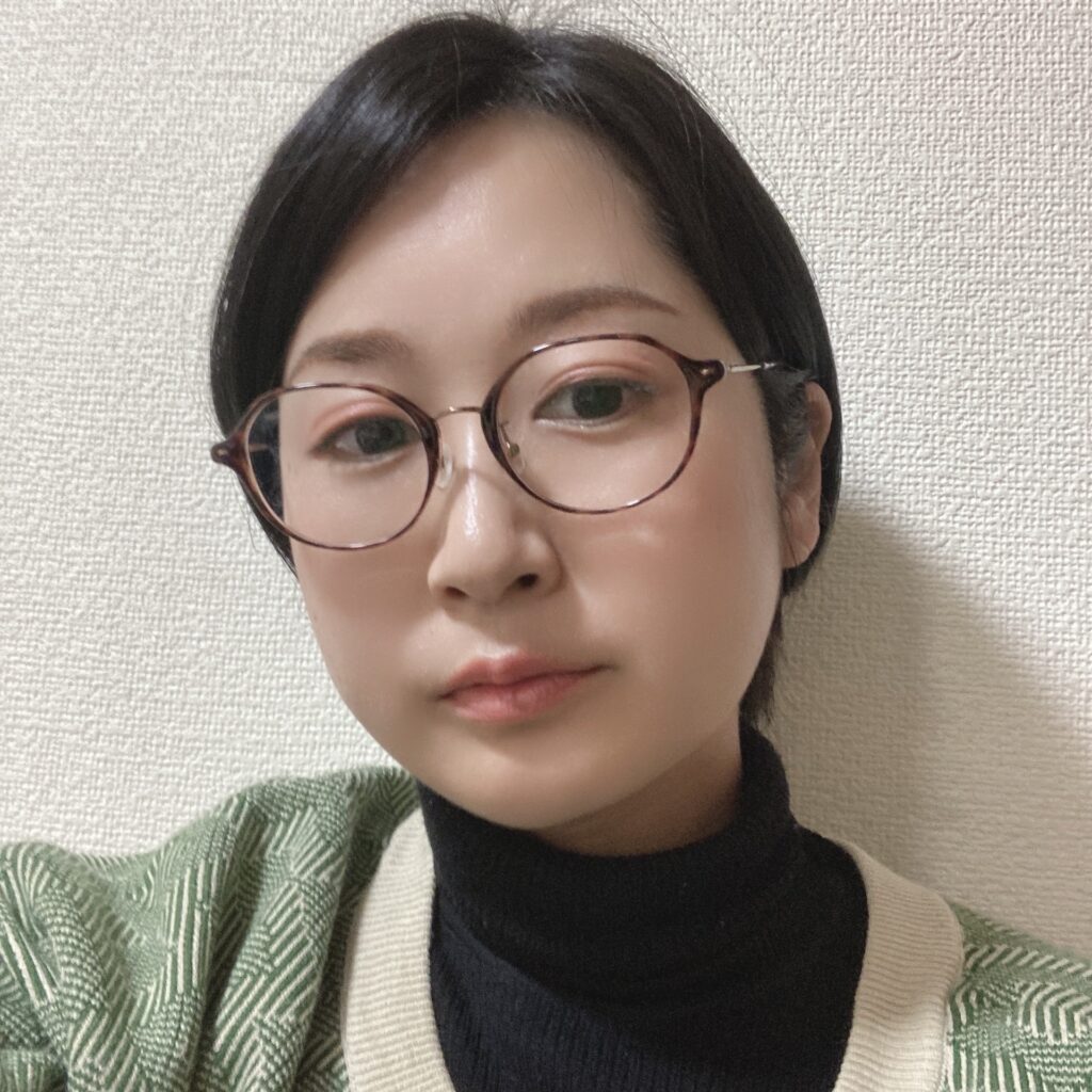 リーディンググラス　自撮り　ショートカット