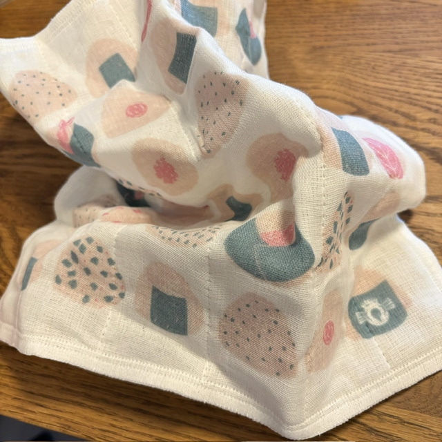 AKOMEYAかや生地ふきんをくしゅっと縮めた写真