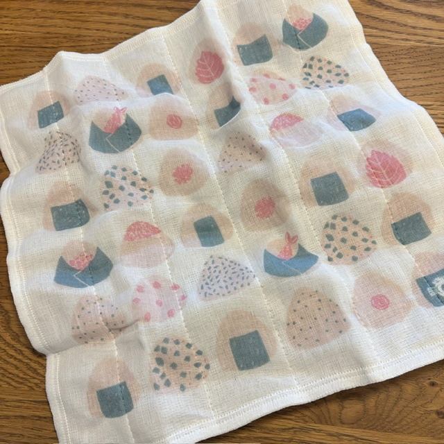 AKOMEYAかや生地ふきんオリジナル柄おにぎりを広げた写真