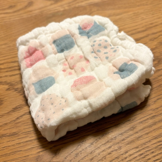 AKOMEYAかや生地ふきんのふわっと厚みがでた様子を横から写した写真