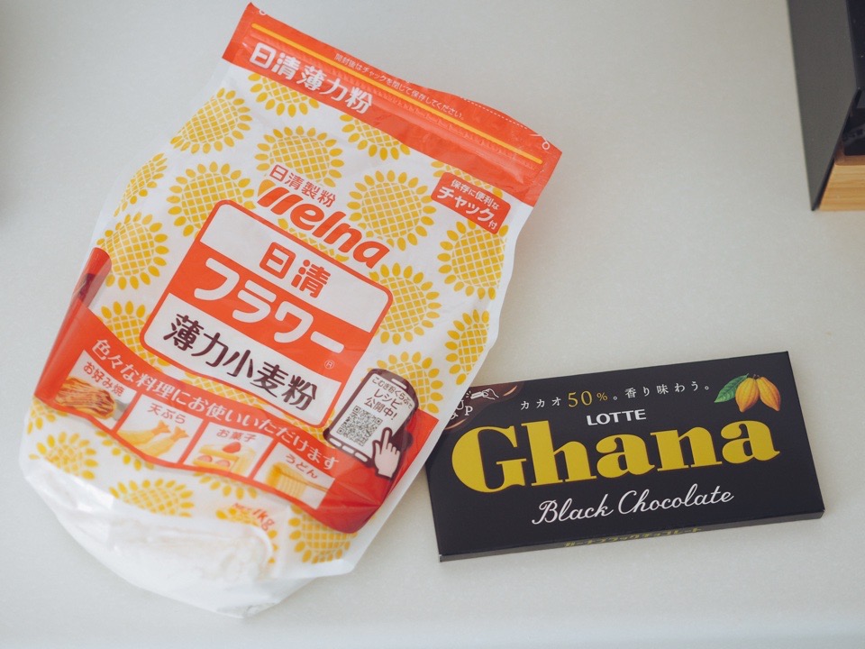 テーブルの上の薄力粉とブラック板チョコレート
