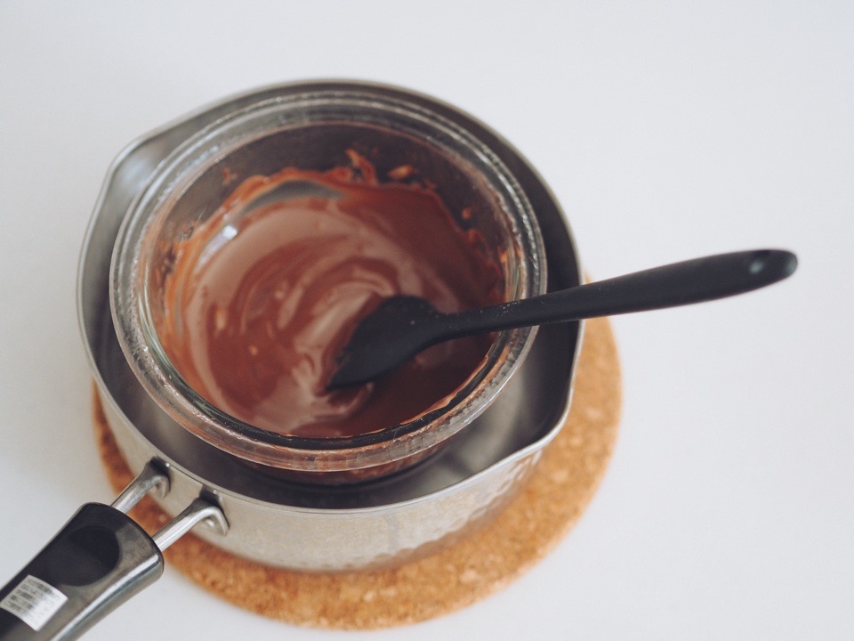 耐熱ボウルに入ったチョコレートを湯せんで溶かしているところ