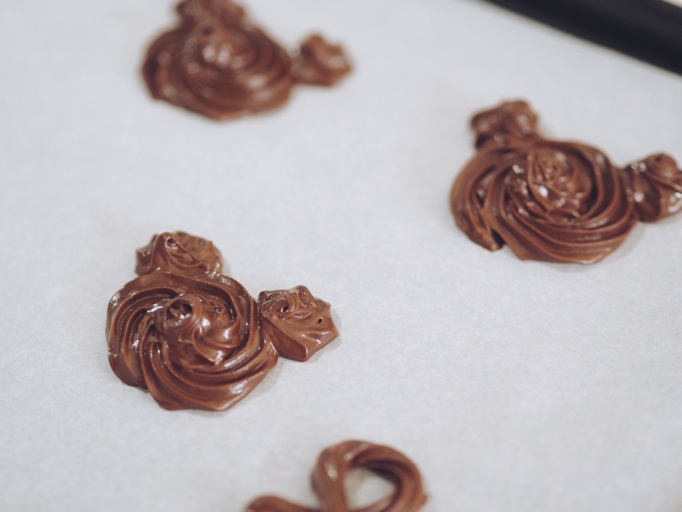 オーブンシートの上に生地をクマの形に絞った