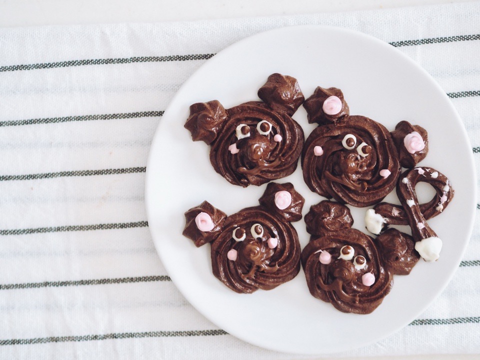 白いお皿の上のクマの形にデコレーションした焼きチョコレート