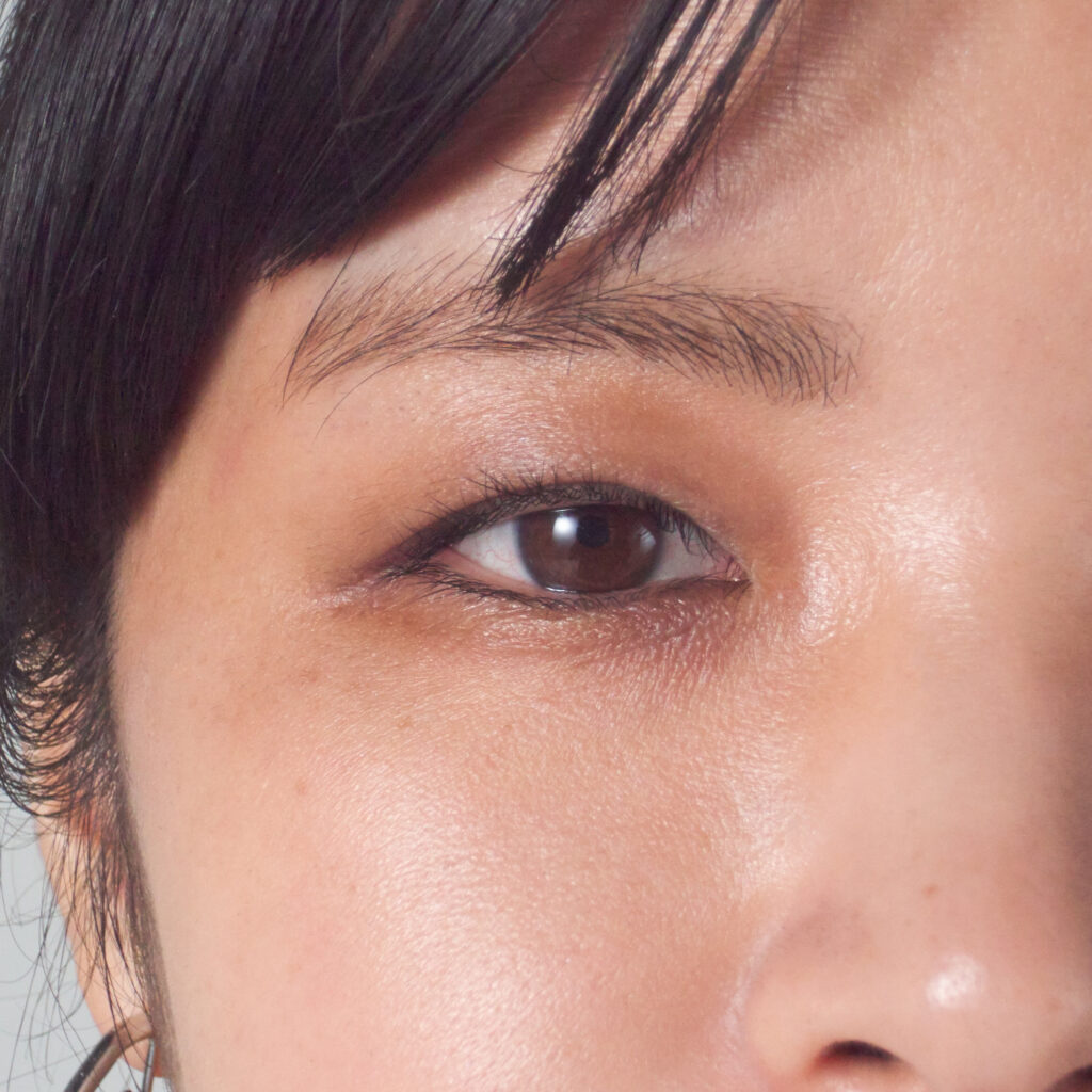 右上のベージュ系カラーをまぶた全体にのせて、左上のベージュをアイホール、左下のピンクブラウンを上下の目のきわに。さらに、右下のブラウンを目尻にほんの少し入れています。コーラルピンクニュアンスのブラウンのおかげで、やさしい印象に。