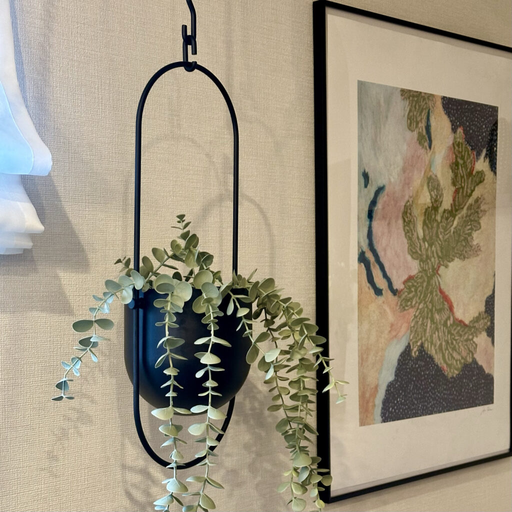 IKEAのハンギングプランターのチリストローンとフ