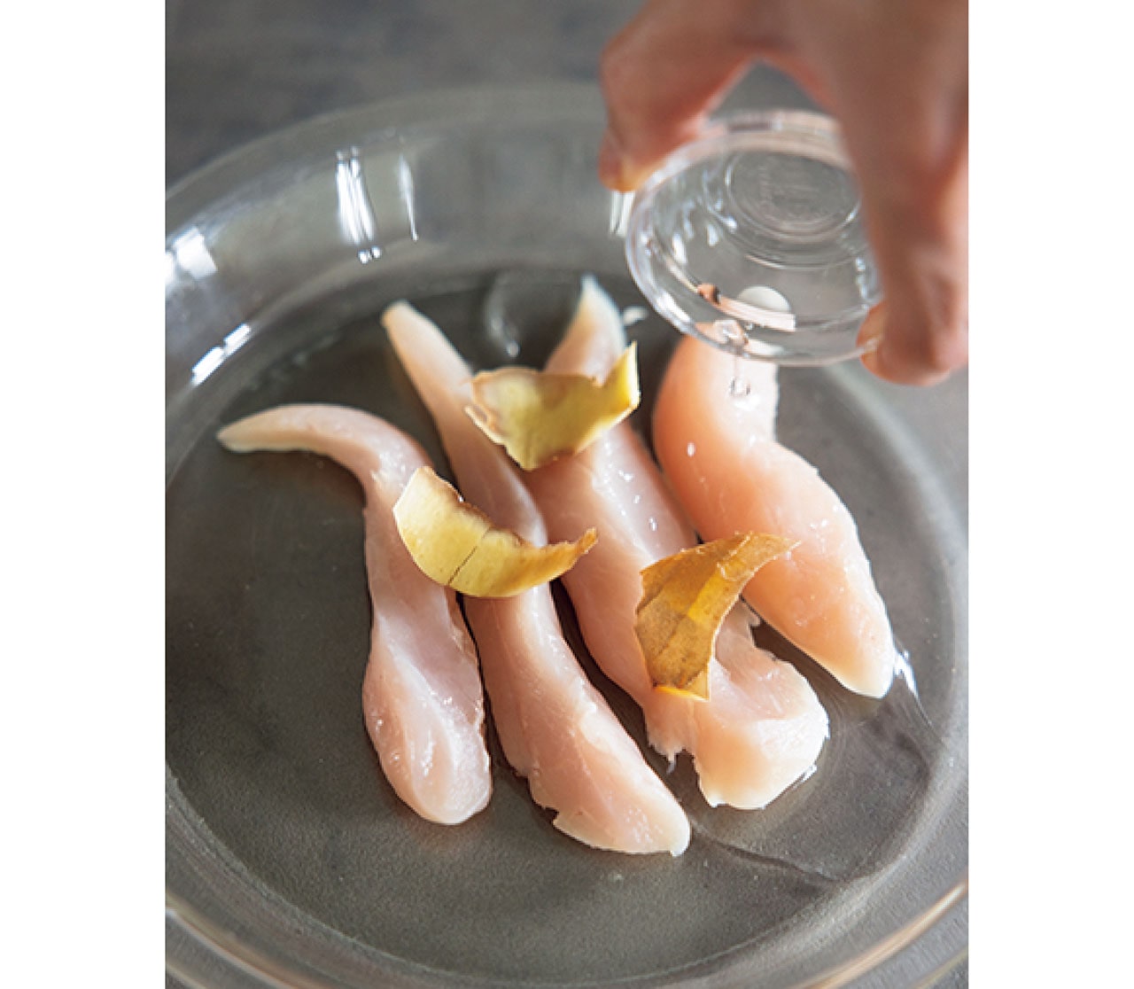 「ささ身を蒸すときには、しょうがの皮と酒を加えると、肉のくさみ消しになります。しょうがは皮まで役立ちますね」（コウケンテツさん）