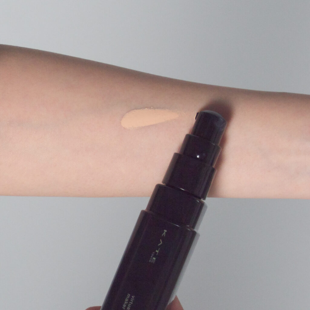 カラーは全6色。標準的な明るさの肌色の02をお試ししました。