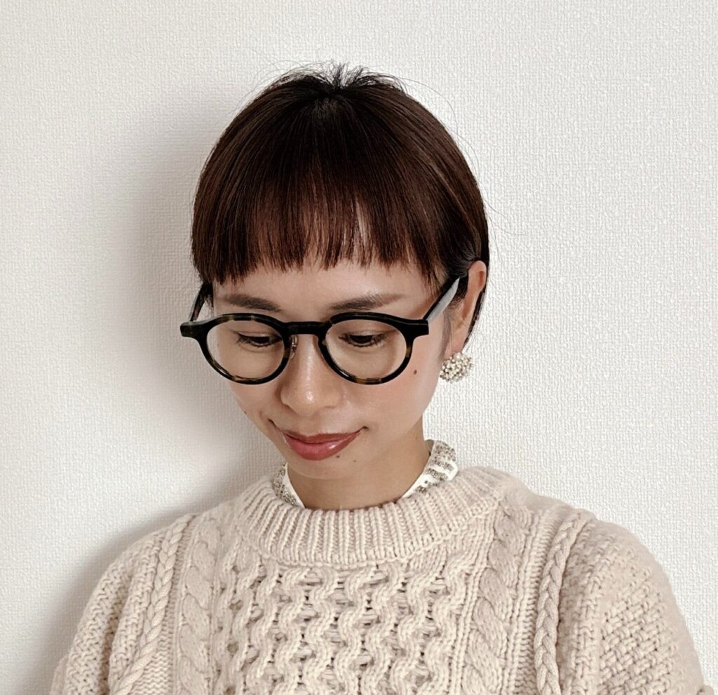 40代・冬の大人ショートヘア　眼鏡