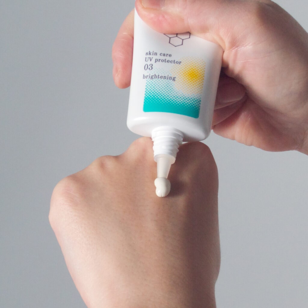 手にとってみると、こっくりとしたやや硬めのテクスチャーで、ほんのりクリーム色っぽい白色。