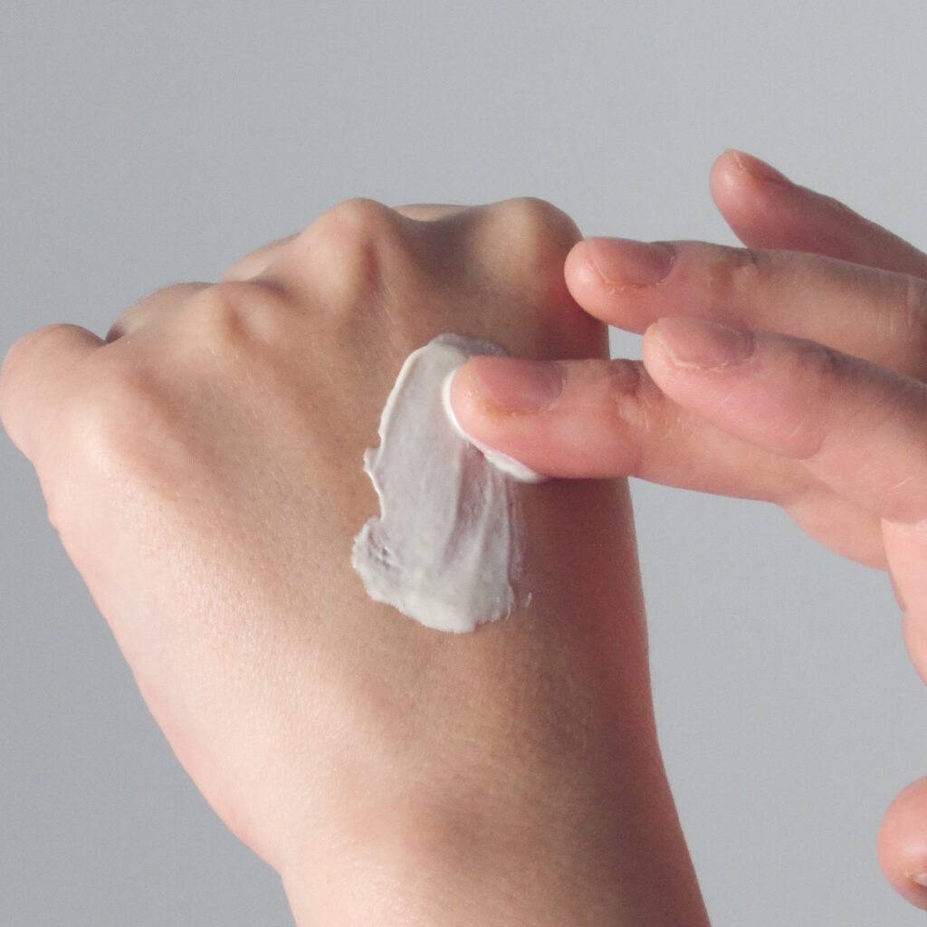 のびがよく、少量で顔全体に使えます。