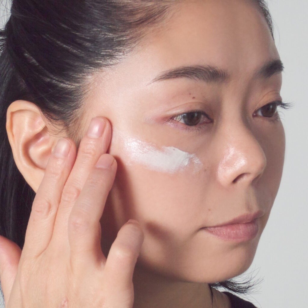 肌なじみがよく、なめらかな塗り心地。塗ったあとはべたつくこともなく、きしみ感もありませんでした。