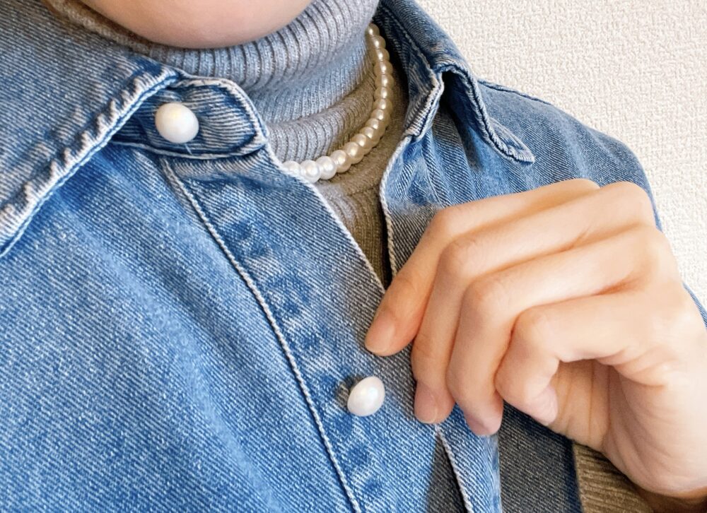 デニムシャツ　パールアクセサリー　アラフォーファッション