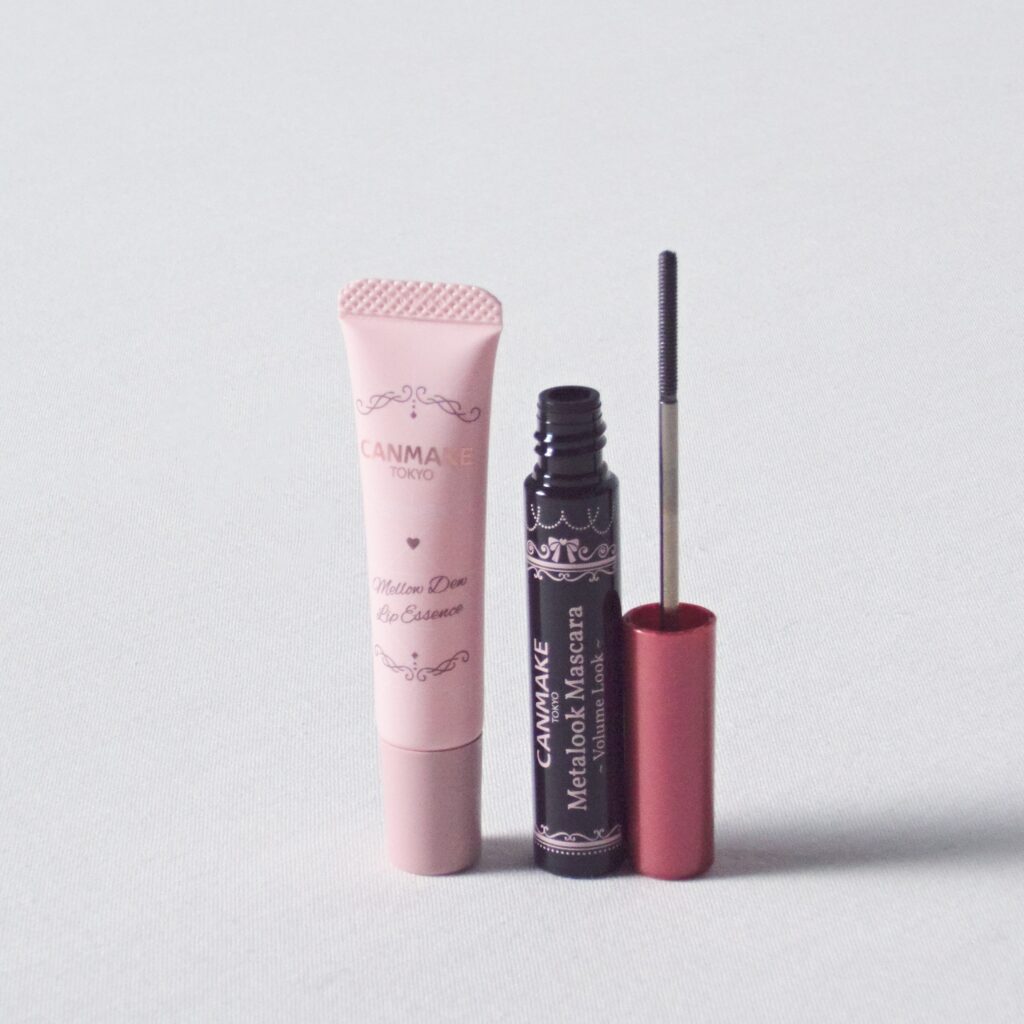 写真右から、メタルックマスカラ～ボリュームルック～ ¥990 ※1月下旬～先行発売、メロウデューリップエッセンス ¥638 ※1月下旬発売、限定品