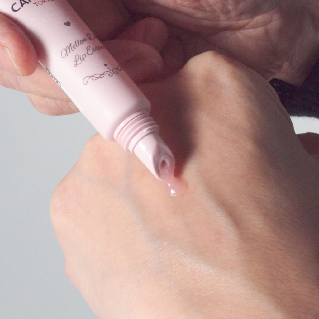 このように、美容液のような軽めのテクスチャー。グリチルレチン酸ステアリル、セラミドNP、ヒアルロン酸Naなどの美容保湿成分が配合されているそう。