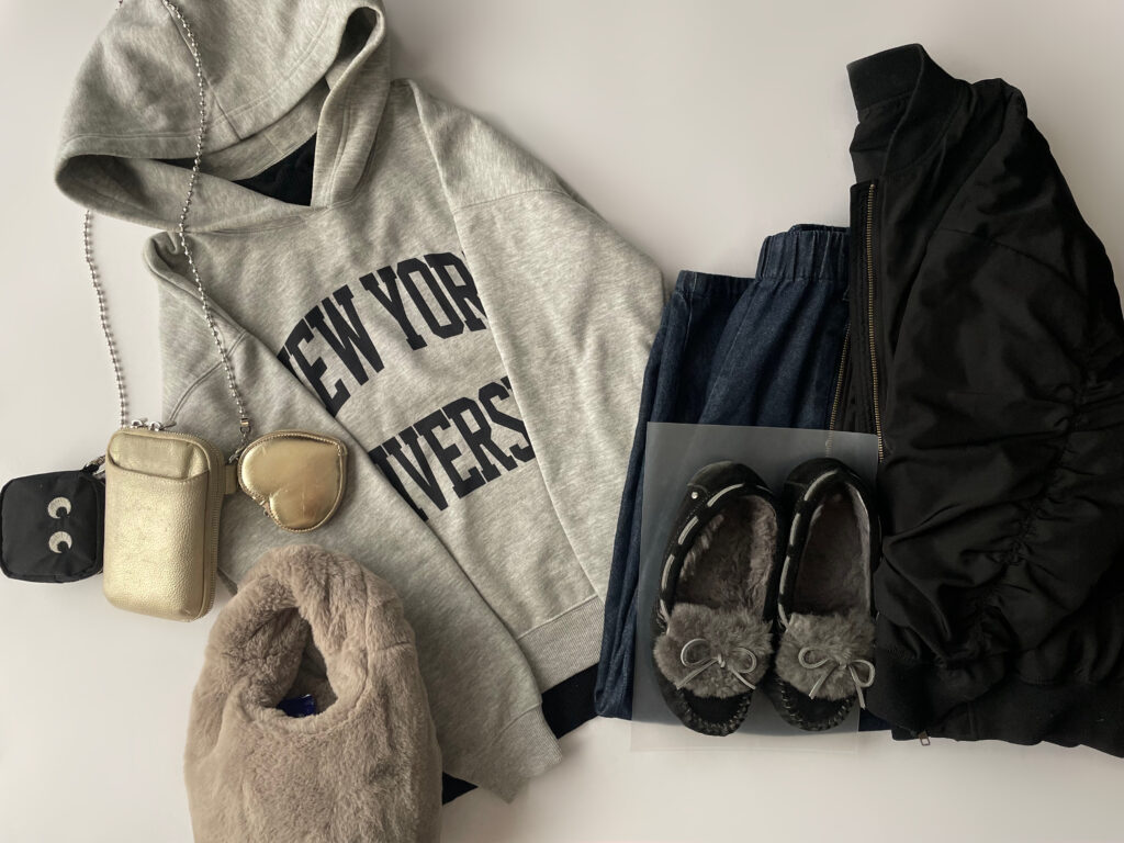 カレッジロゴスウェットコーデ ユニクロGUコーデ2025年1月下旬置き画4 LEE100人隊 TB はな 今日なに着てる