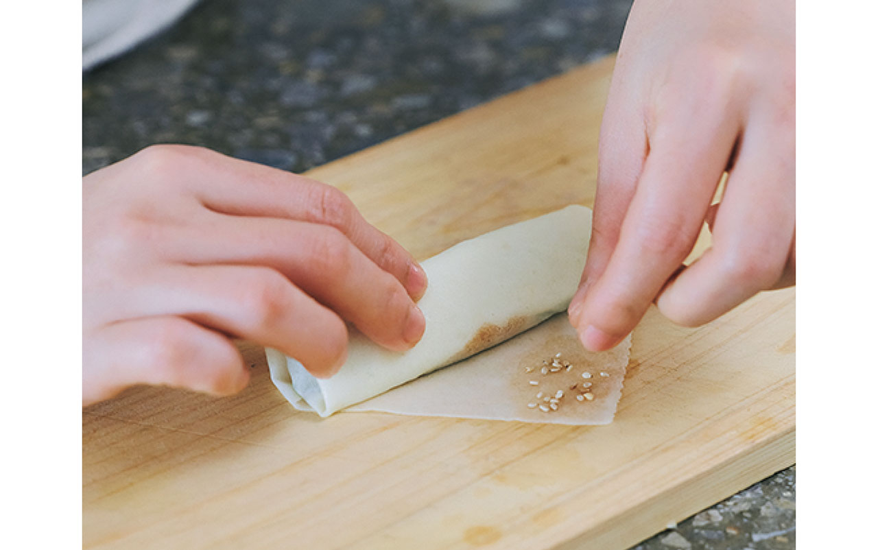 「食べたときに、ふわっと香りが広がるように、ごまやクミンなどを巻き終わりに散らします。好みの風味を、ここにもうひとつプラスする感覚で楽しんで！」（桑原亮子さん）