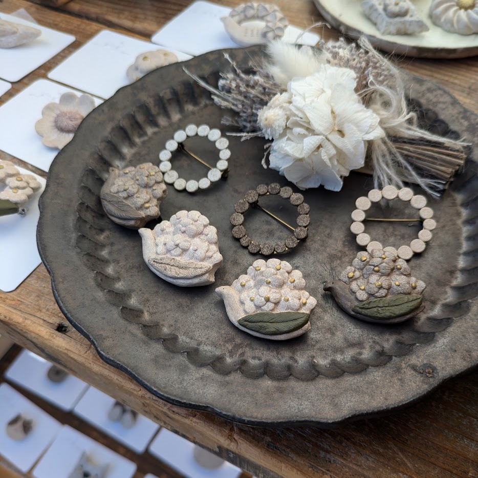 mayuna 　ブローチ　東別院朝市