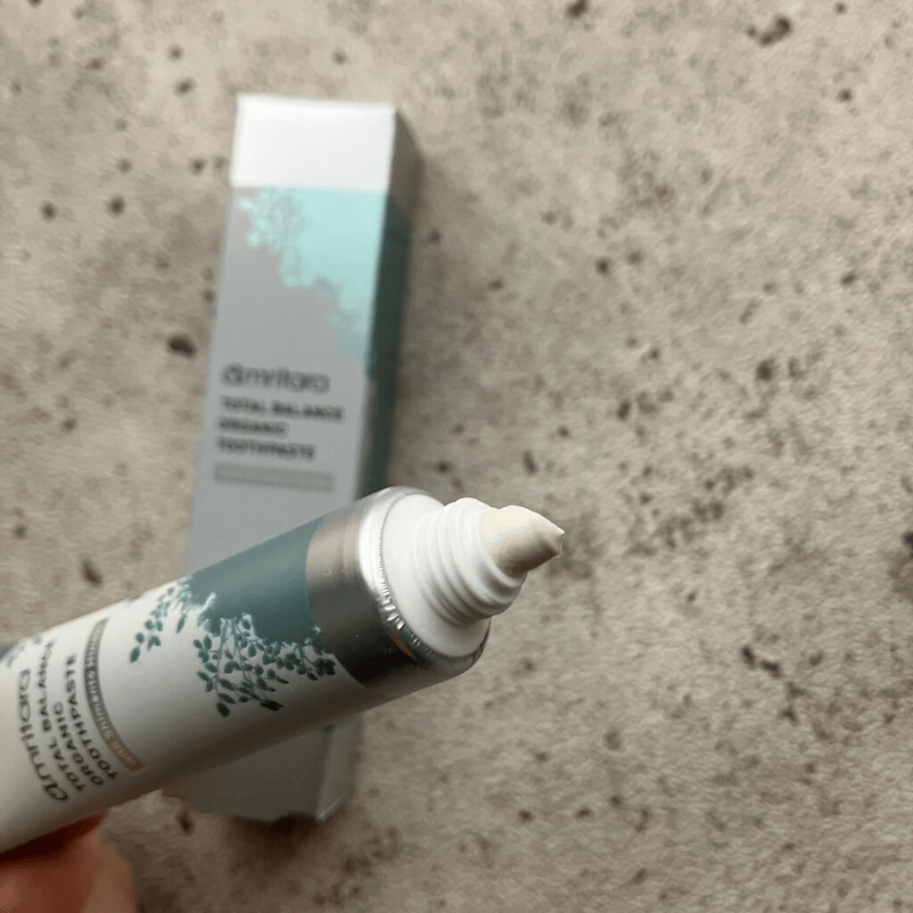 アムリターラ「トータル バランス オーガニック トゥースペースト」　中身を出したところ