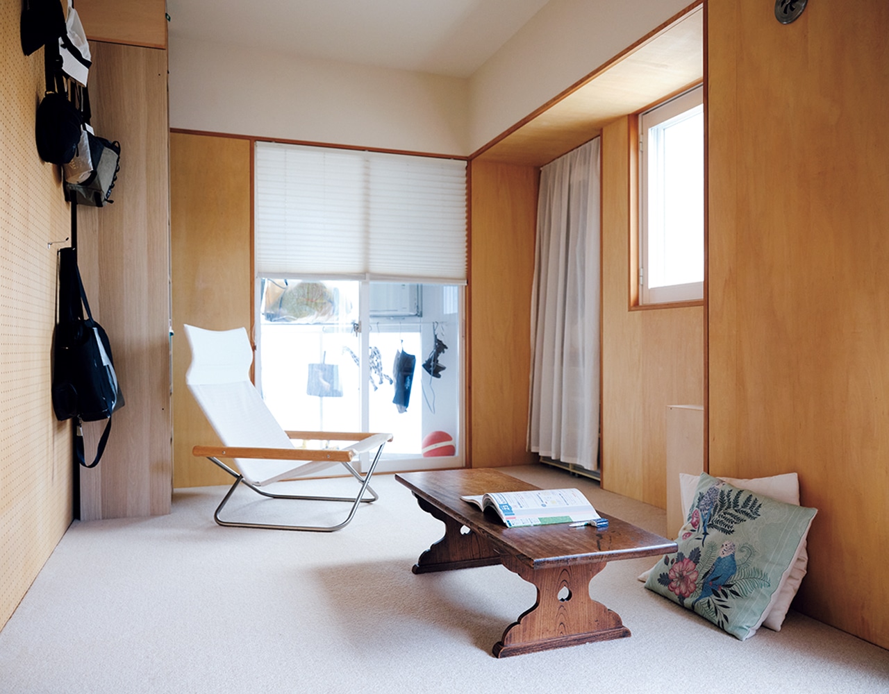 玄関へつながる内窓外側は、アウトドアグッズなどを置く土間として活用。