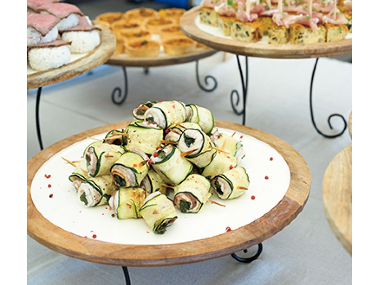 ずらりと並んだケータリングは「愛菜食堂がじゅま～る」によるもの。