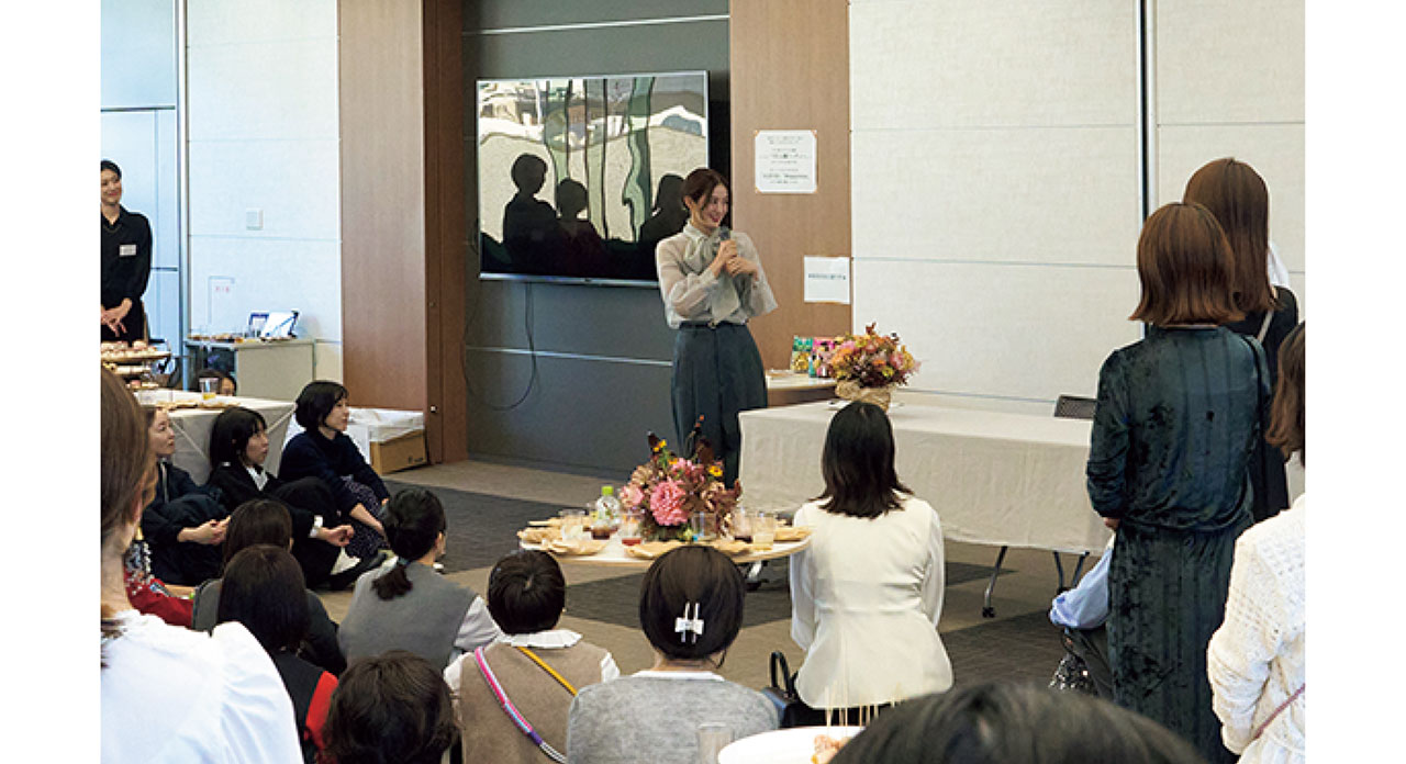 美肌維持のための日々の努力や、子育てについてじっくりとトーク。