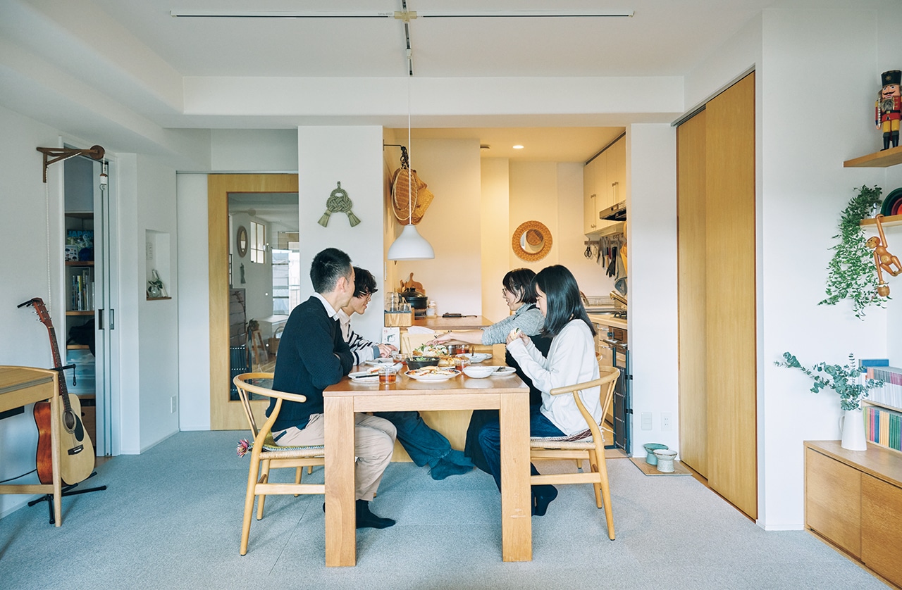 キッチンとダイニングを隔てていたカウンターを撤去し、背面に作業台を造作