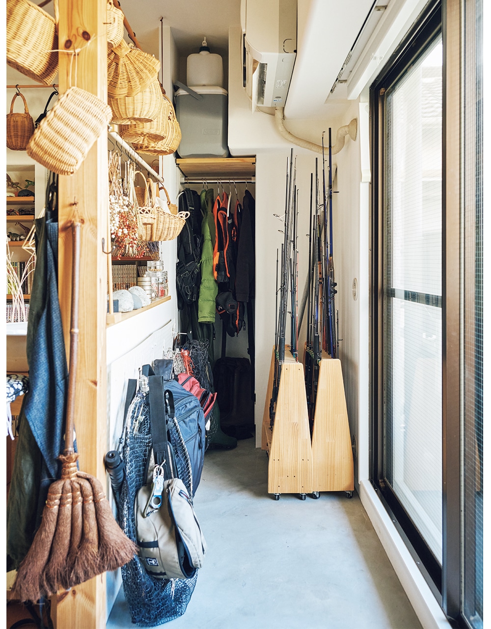 土間の奥には、釣りやアウトドアに使うアイテムを。