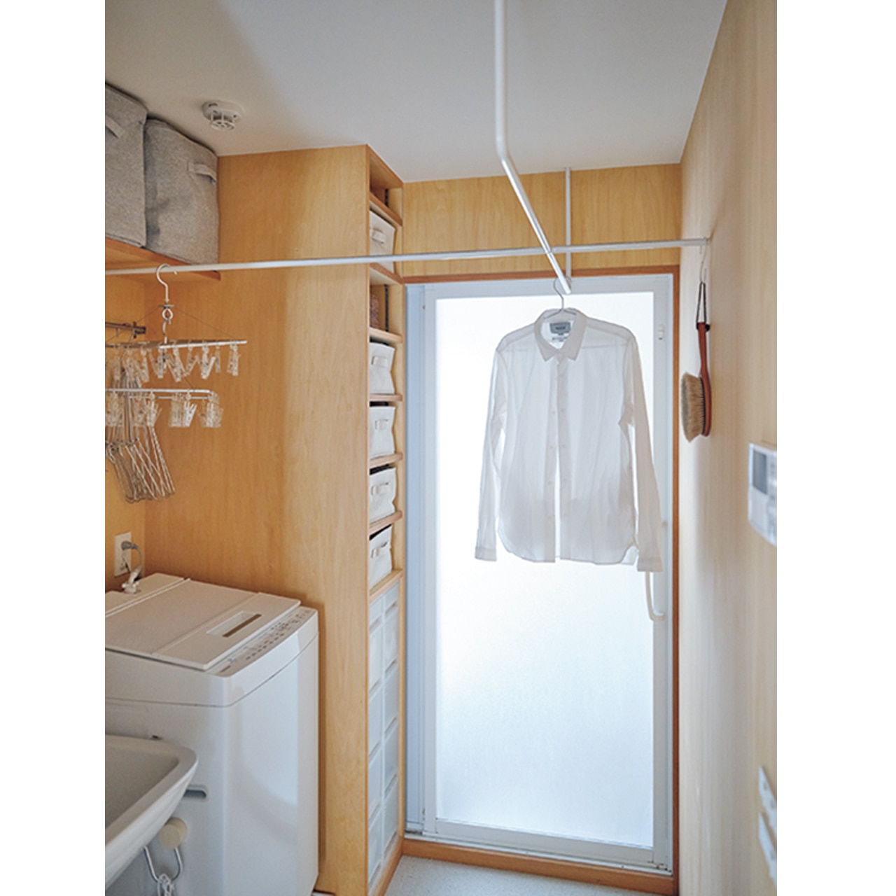 室内干し用のバーは突っ張り棒を使って何度もシミュレーション。結果、十字の形がベストだった。来客時は、ここがコートの仮置き場にもなる。