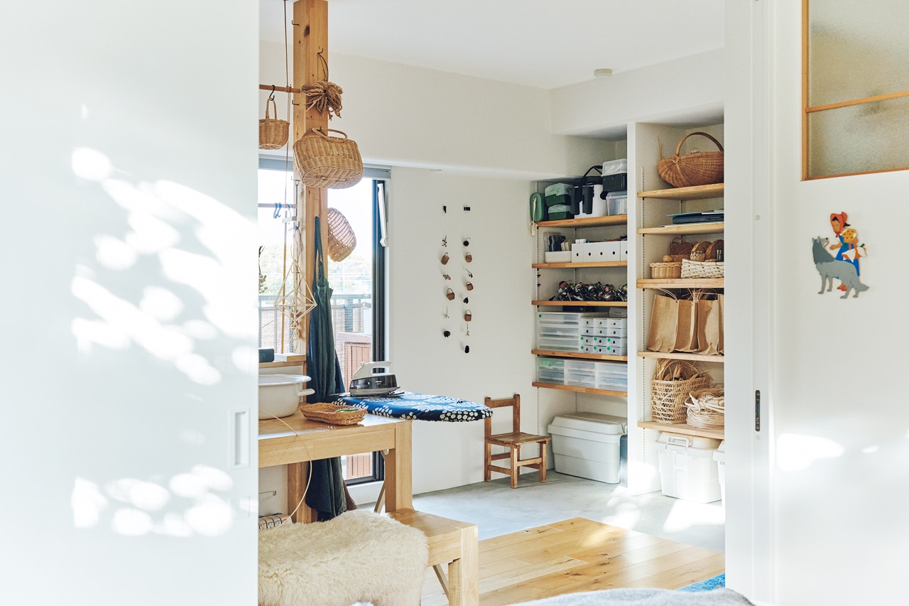 土間は、壁一面をオープン収納に。