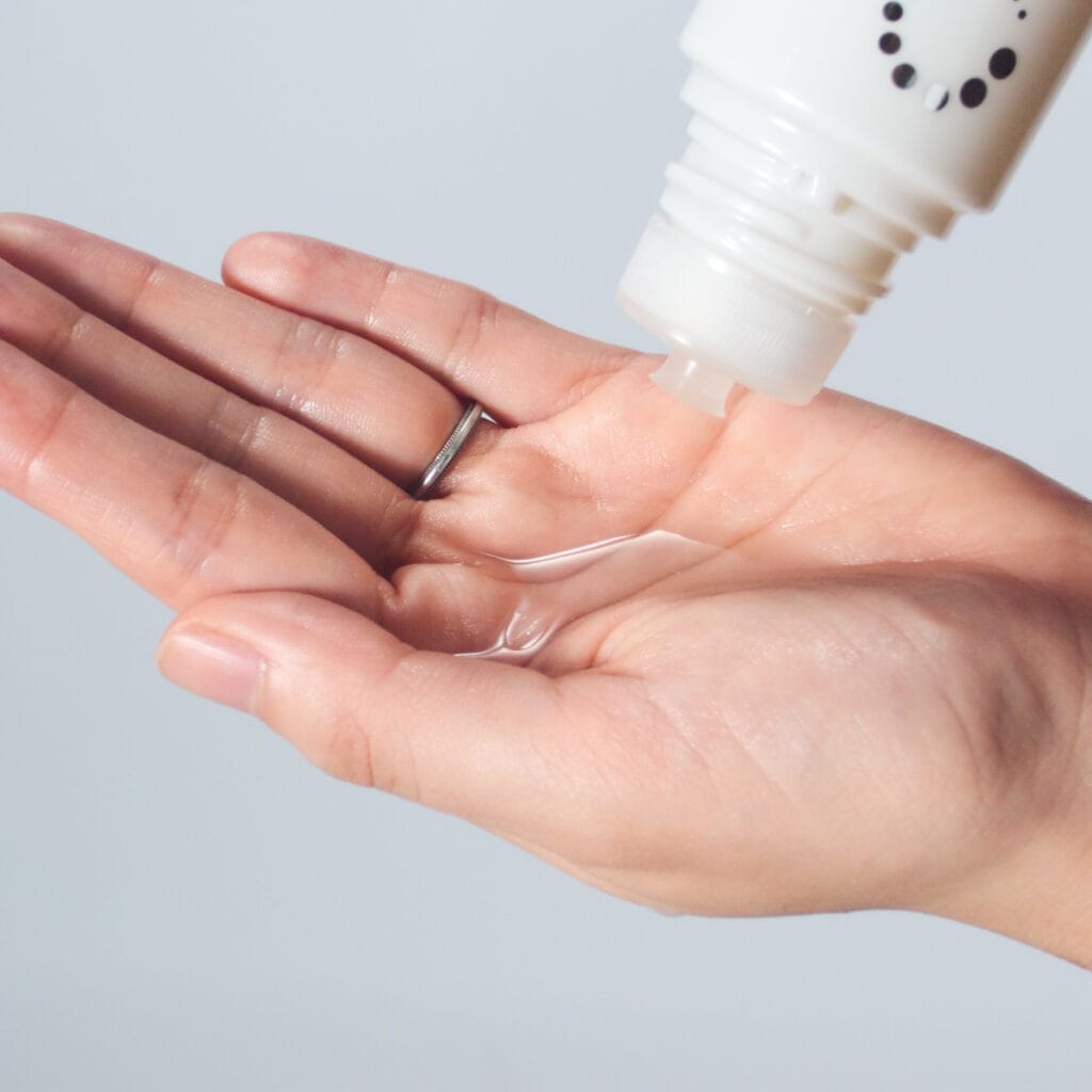 新たに「浸透型保湿成分」が配合されたためか、とろりと濃厚なテクスチャーで肌がもっちり！ かといってべたつき感は控えめで、オールシーズン心地よく使えそうです。