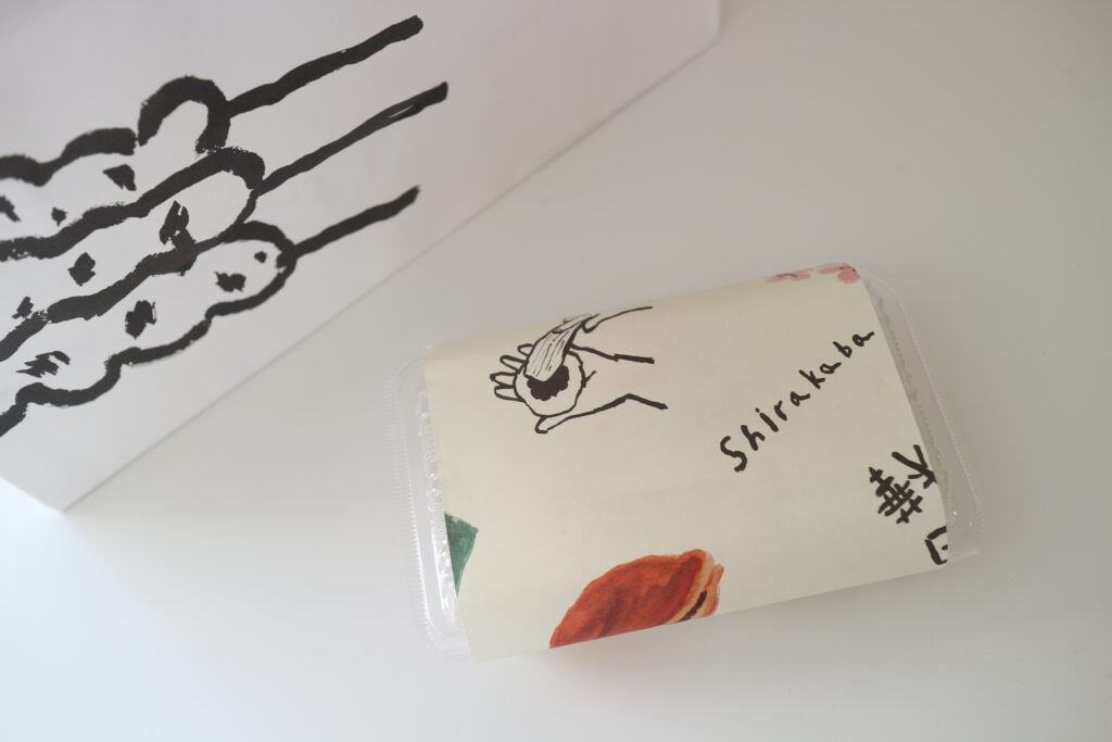 箱にはもなかの猫ちゃんが3匹描かれてます。