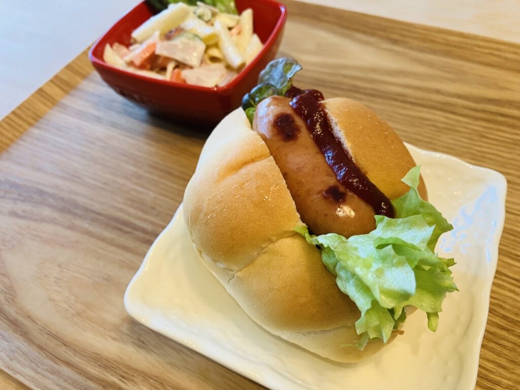 ペリカン
ロールパン
ホットドック
ランチ
