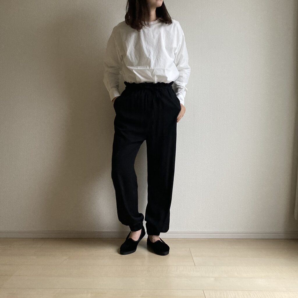 写真　40代後半カジュアルオケージョンコーデ。トラックパンツも黒なのできちんと見えるかなと。白ブラウスと黒パンツの単調な組み合わせも足首にギャザーがあると着こなしのアクセントになりコーディネートの幅が広がる気がします♡