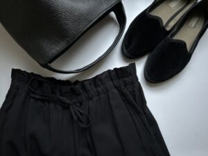 写真　革製品ブランドa（アー）バケットバッグ、nora（ノラ）Sveti Stefanベロア靴、unfil（アンフィル）トラックパンツ。