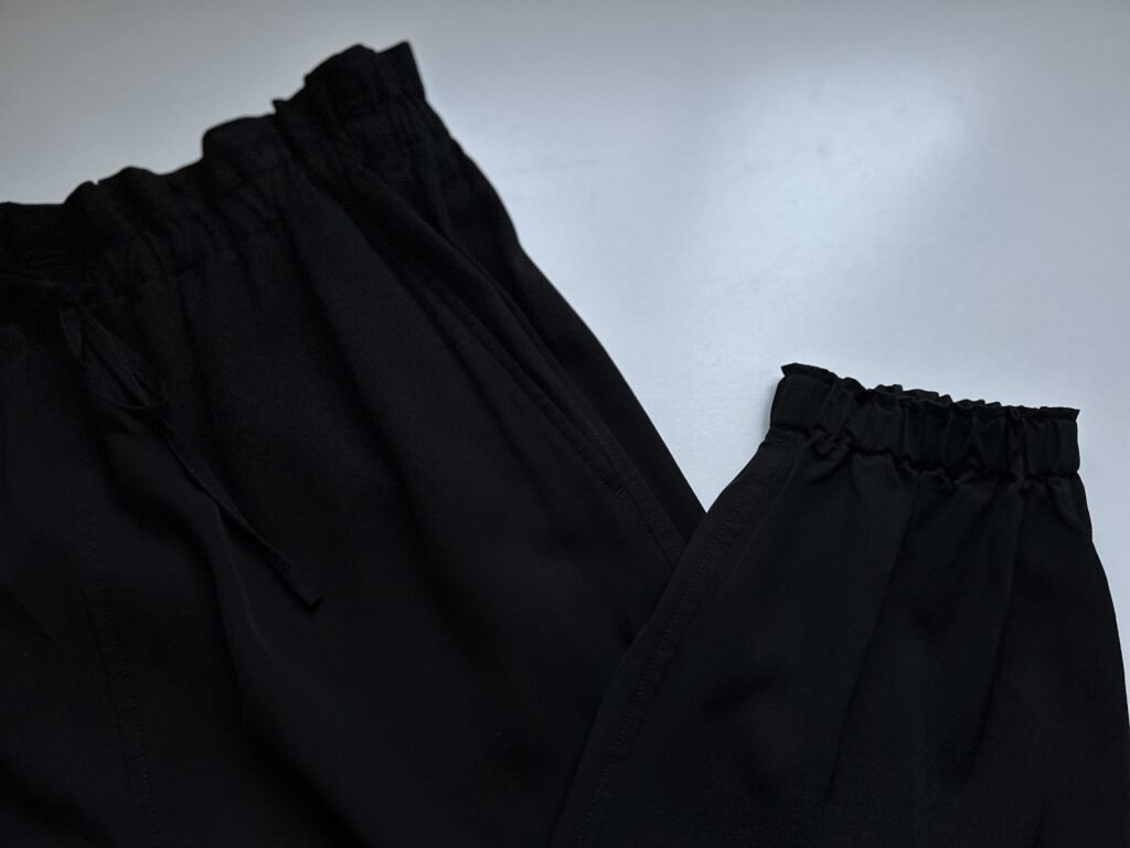 写真　40代後半カジュアルオケージョンコーデ。トラックパンツも黒なのできちんと見えるかなと。白ブラウスと黒パンツの単調な組み合わせも足首にギャザーがあると着こなしのアクセントになりコーディネートの幅が広がる気がします♡